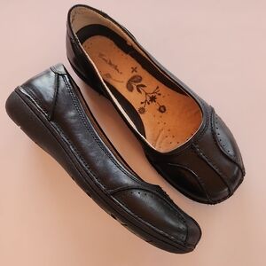 Thom McAn Black Flats with Rounded Toe and Padded Insole Size 8